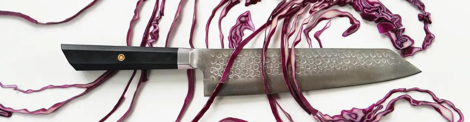 Coltello con pezzi di radicchio