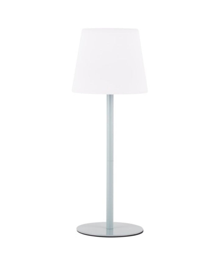 Lampada da tavolo Outdoors azzurra con paralume bianco, vista laterale su sfondo bianco.