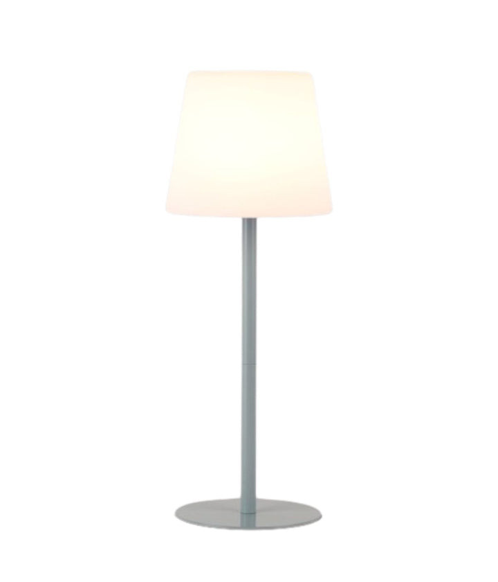 Lampada da tavolo Outdoors azzurra con paralume bianco, vista frontale su sfondo bianco.