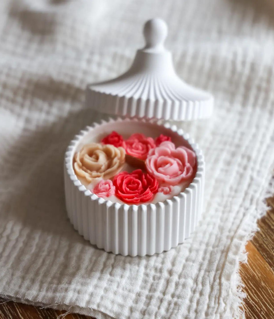 Barattolo di ceramica con coperchio, contenente la candela artigianale. Fiori Rosa