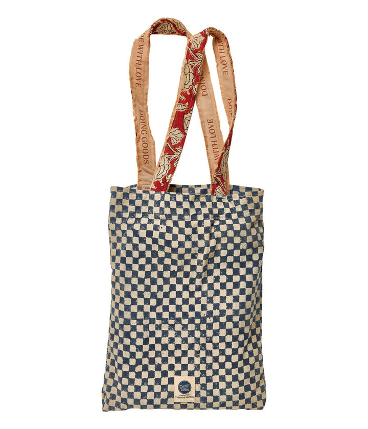 Borsa da abbinare a Tovaglia rettangolare in cotone con pattern fine a quadretti neri e bianchi, circondato da una larga bordura rossa e beige decorata con motivi floreali intricati. 