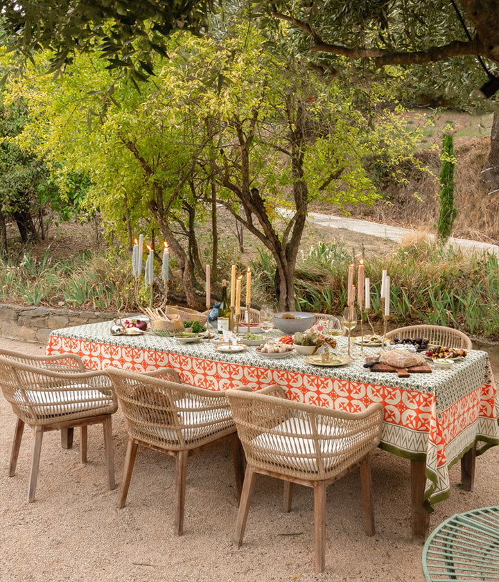 Tavola Estiva con Elegante tovaglia fatta a mano con motivi geometrici e floreali intricati in tonalità di verde, rosso e beige, incorniciato da bordi dettagliati di stile tradizionale indiano