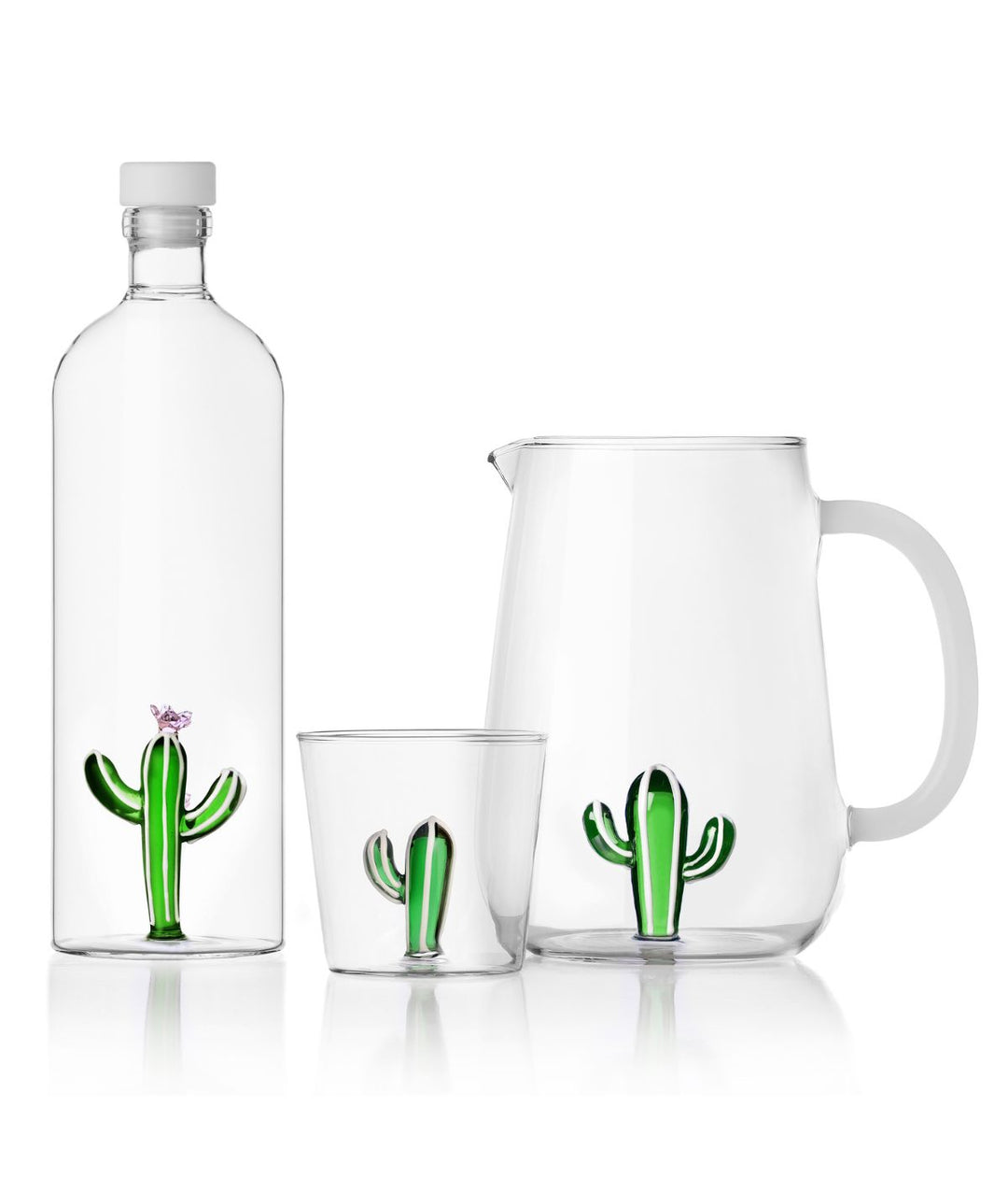 Set di bottiglia, bicchiere e caraffa Desert Plant Cactus di Ichendorf con motivo di cactus verde, realizzati in vetro borosilicato.