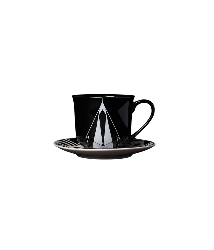 Una vista ravvicinata della Tazza con Piattino Style, con la tazza decorata con i dettagli di Karl Lagerfeld e il piattino con motivi astratti in bianco e nero.