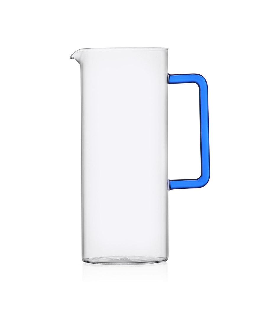 Brocca Tube di Ichendorf con manico blu, realizzata in vetro borosilicato.