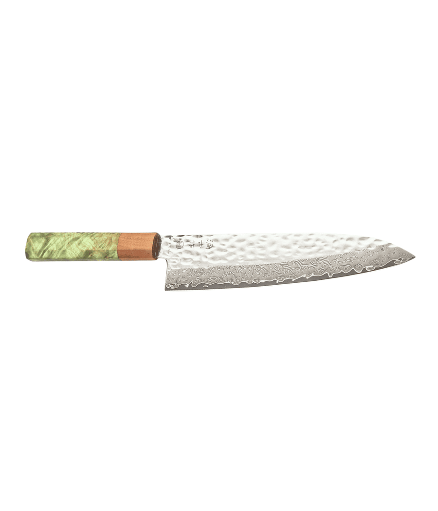 Coltello con scritta Giapponese, lavorazione Tsuchime lama, manico verde in legno. Sfondo bianco.