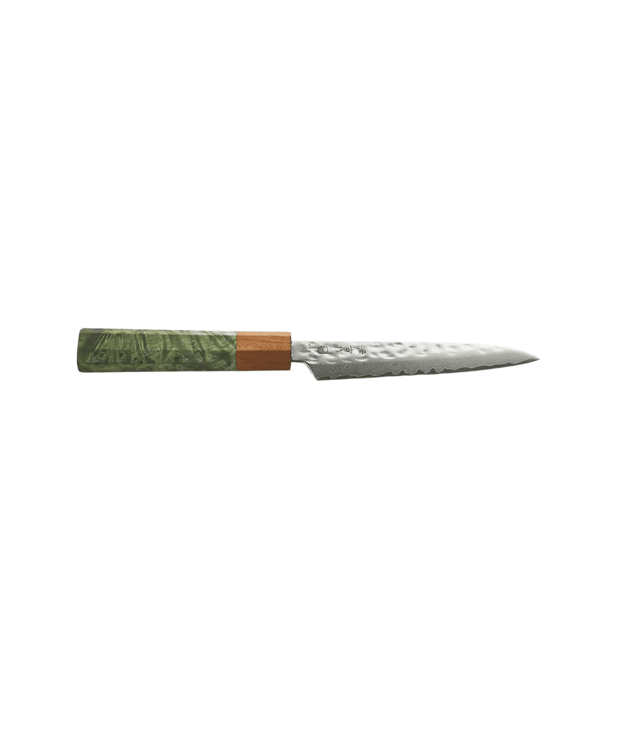 Coltello con scritta Giapponese, lavorazione Tsuchime lama, manico verde in legno. Sfondo bianco.