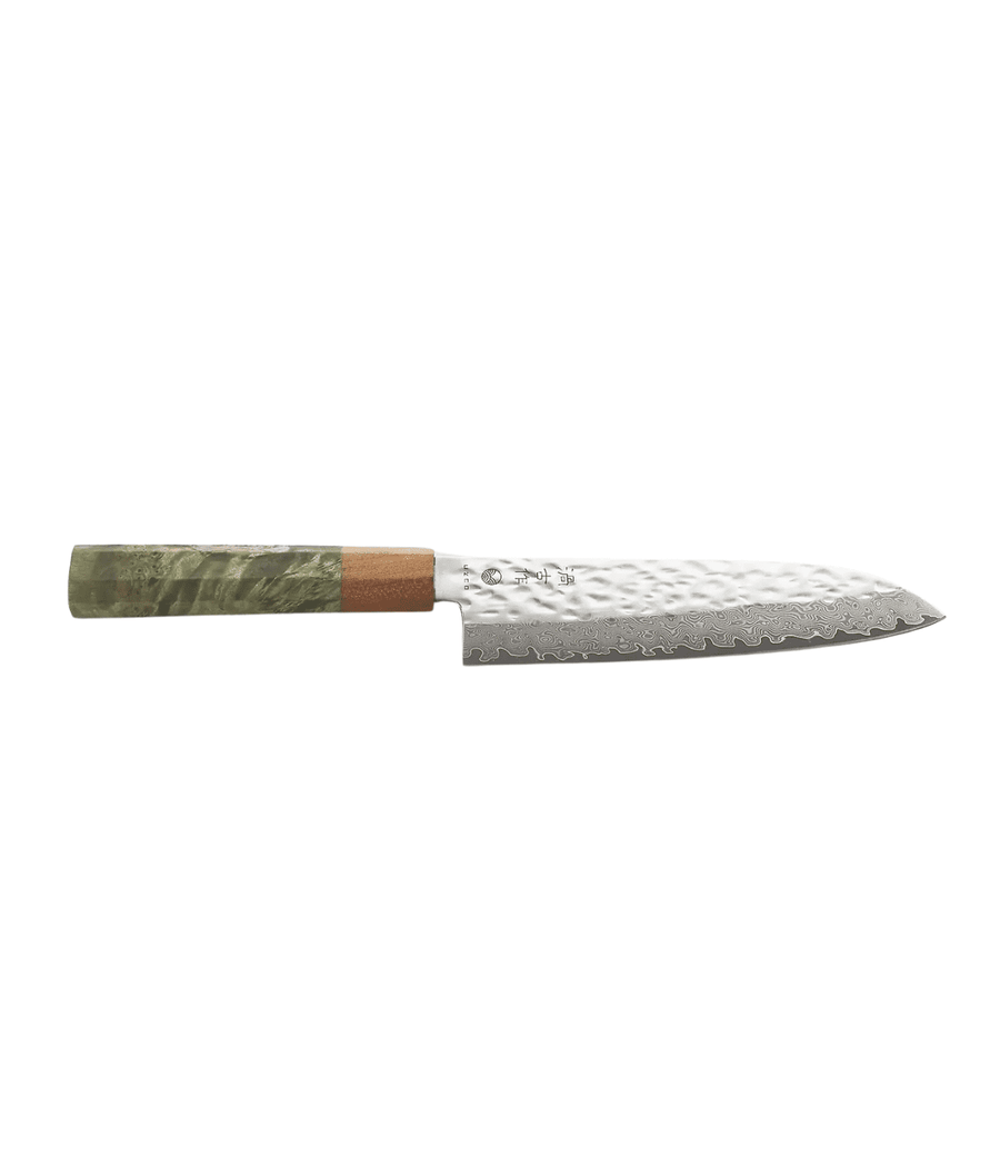 Coltello con scritta Giapponese, lavorazione Tsuchime lama, manico verde e in legno. Sfondo bianco.