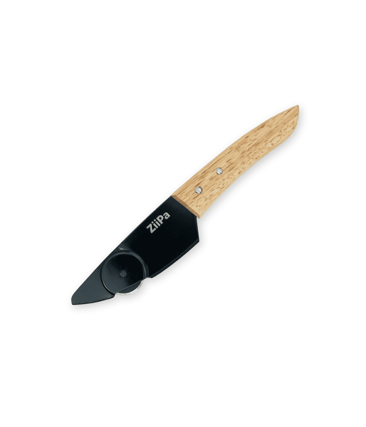 Coltello con lama e rotella in acciaio nera e manico in legno. Sfondo bianco.