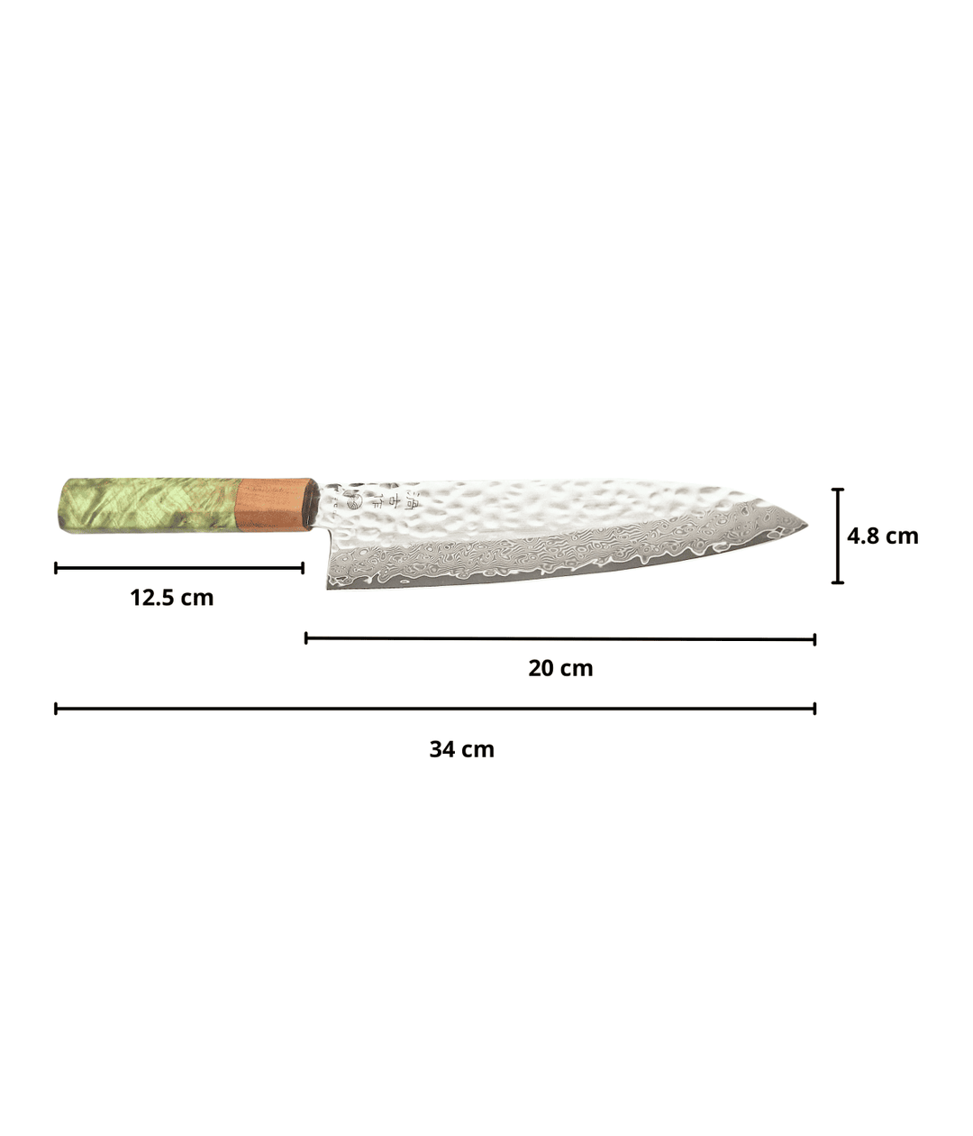 Coltello Gyuto con scritta giapponese sulla lama con lavorazione Tsuchime. Dettaglio misure. Sfondo bianco.