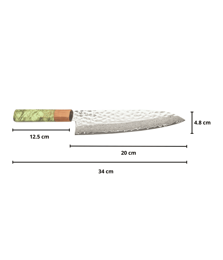 Coltello Gyuto con scritta giapponese sulla lama con lavorazione Tsuchime. Dettaglio misure. Sfondo bianco.