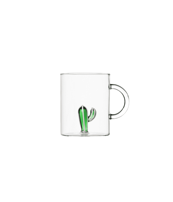 Tazza in vetro trasparente con Cactus Verde con righe bianche all'interno. Immagine su sfondo bianco.