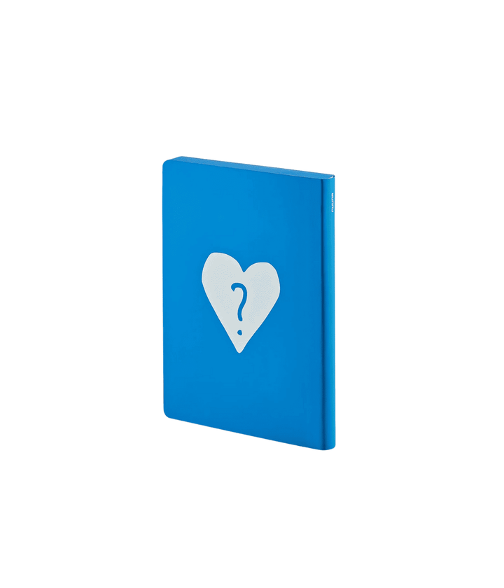 Retro Notebook blu con cuore bianco e punto di domanda blu all'interno. Immagine su sfondo bianco.