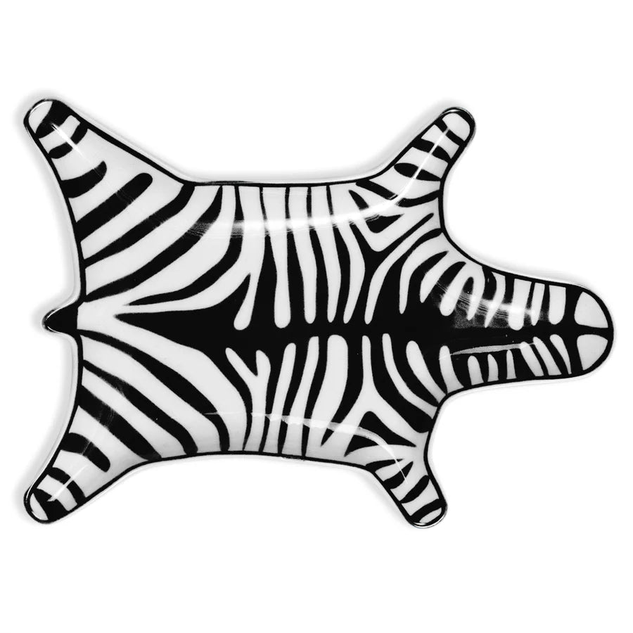 Poggiamestolo a forma di pelle di zebra, ceramica bianca con strisce nere. Immagine su sfondo bianco