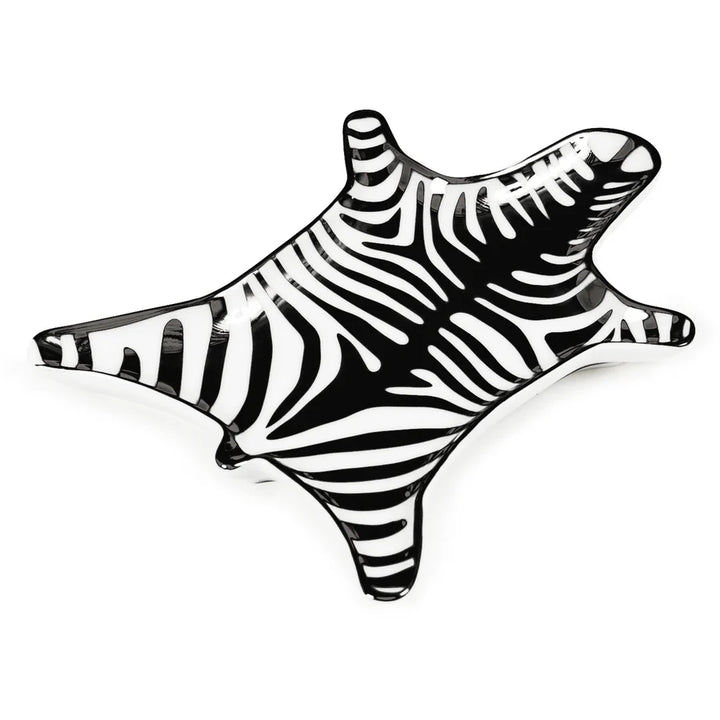 Poggiamestolo a forma di pelle di zebra, ceramica bianca con strisce nere. Immagine su sfondo bianco