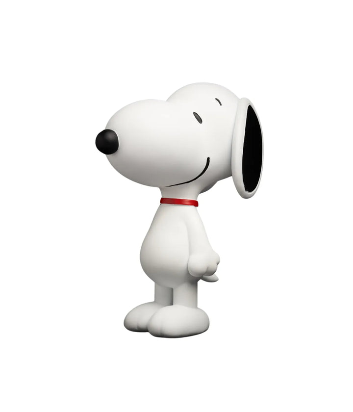 Scultura di Snoopy di colore bianco con dettagli in oro in piedi su sfondo bianco