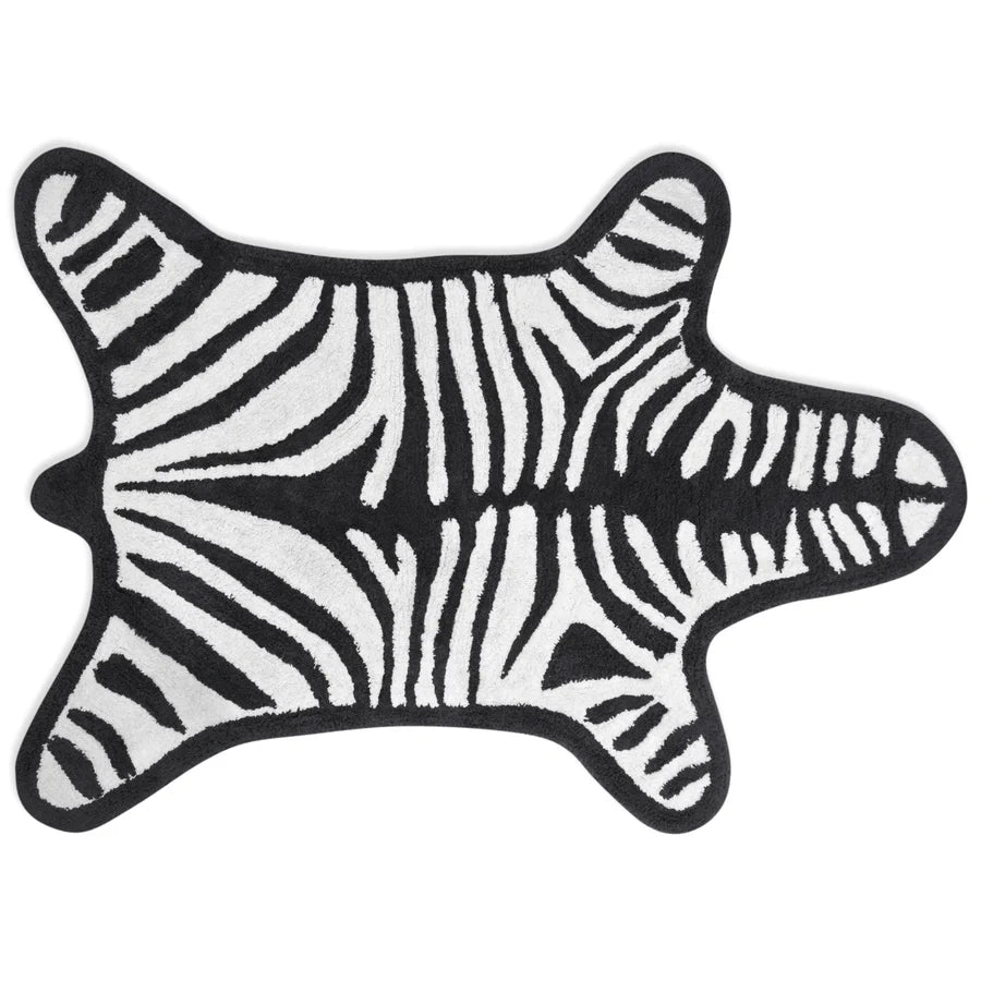 Tappeto da bagno zebrato bianco e nero. Forma pelle zebra. Immagine su sfondo bianco